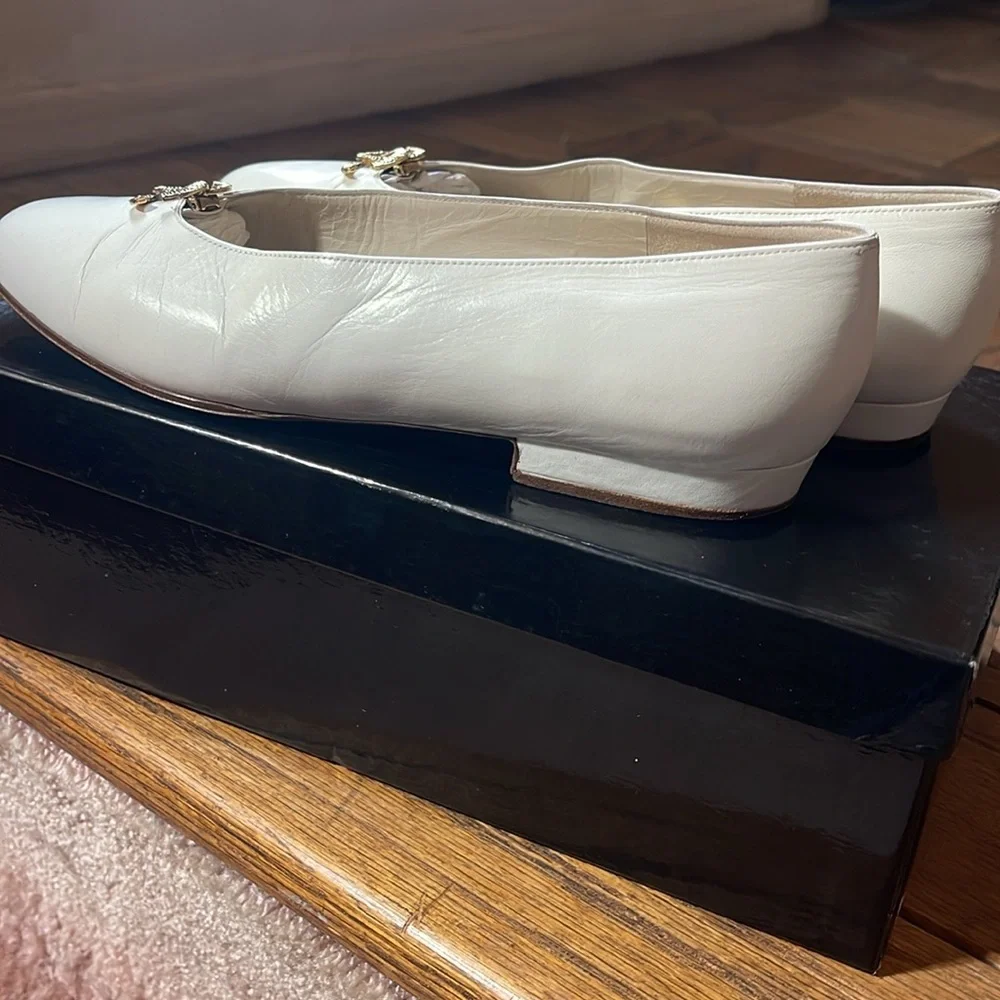 CHANEL Vintage Off-White Leather Flats 6 - Picture 7 of 10